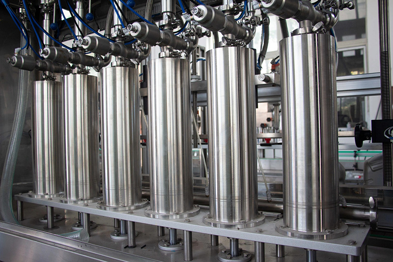 Automatinis kosmetinių kvepalų skysto butelių pildymo aparatas