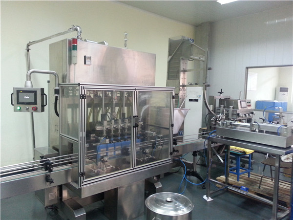 6 galvų automatinė variklio alyvos pildymo mašina